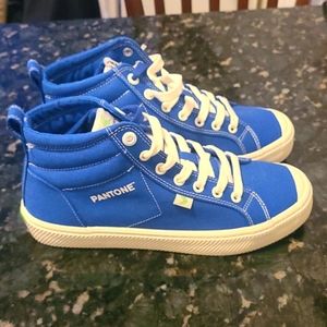 Cariuma OCA High Pantone Classic Blue Canvas Contrast Thread Sneaker